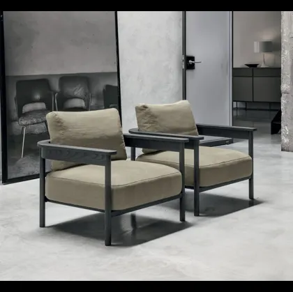 Poltrona Hood in tessuto con struttura in rovere di Tomasella