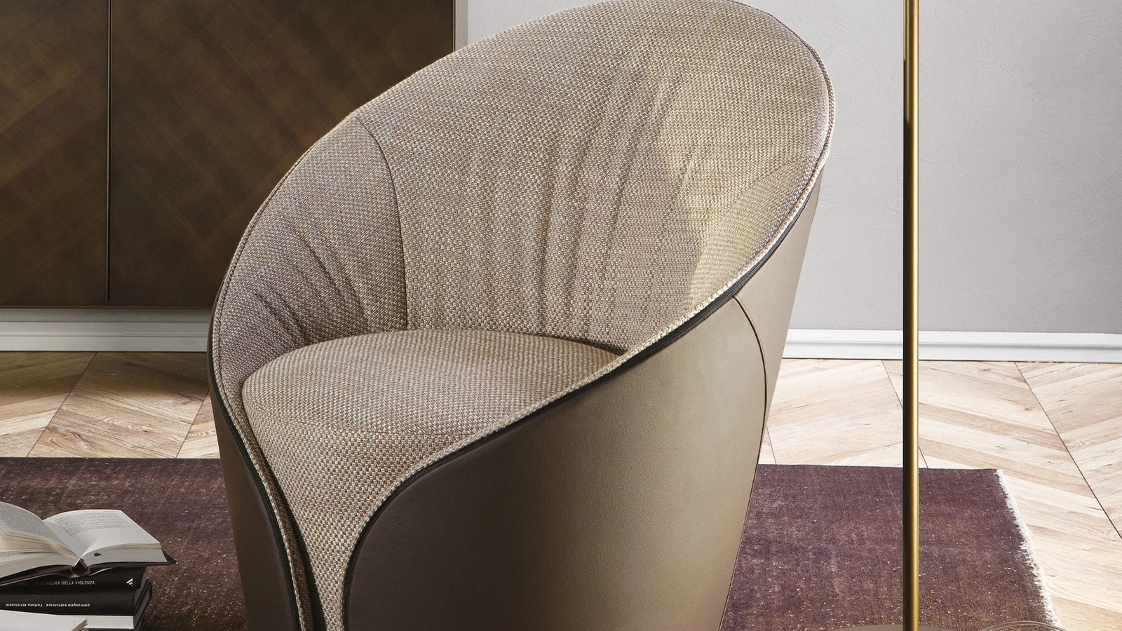 Poltroncina Mama in tessuto e pelle di Tonin Casa