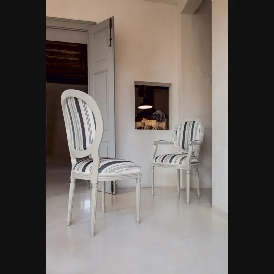 Sedia Norma con seduta rivestita tessuto e struttura in legno laccato di Tonin Casa