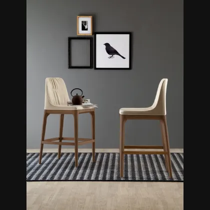 Sgabello Mivida in ecopelle con struttura in legno di Tonin Casa