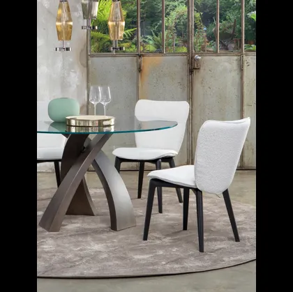 Sedia Tender rivestita in tessuto di Tonin Casa