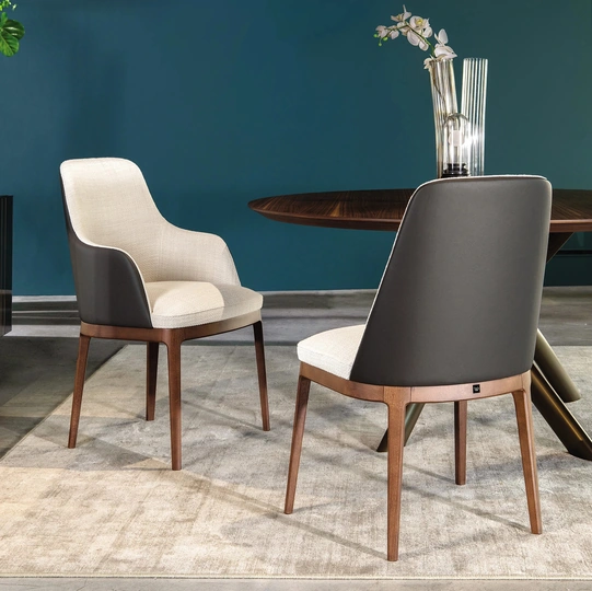 Sedia con e senza braccioli Cleo in tessuto con retro in pelle di Tonin Casa