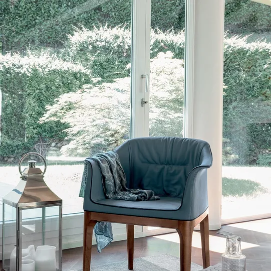 Sedia Mivida con seduta rivestita in pelle e gambe in legno di Tonin Casa