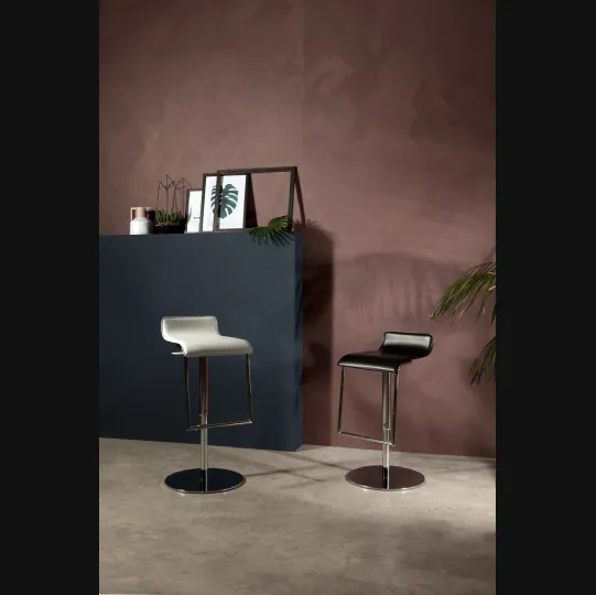 Sgabello Milano in cuoio con struttura in metallo di Tonin Casa