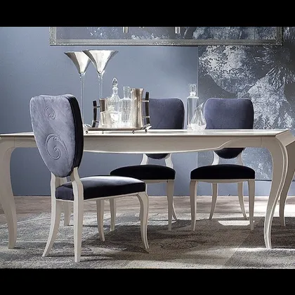 Sedia Tresor in tessuto imbottito con struttura in legno di Fasolin