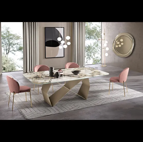 Tavolo Karl in ceramica effetto marmo stratificata su vetro di Capodarte