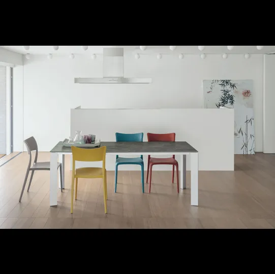 Tavolo allungabile Saturno con piano in gres porcellanato e gambe in metallo di Target Point