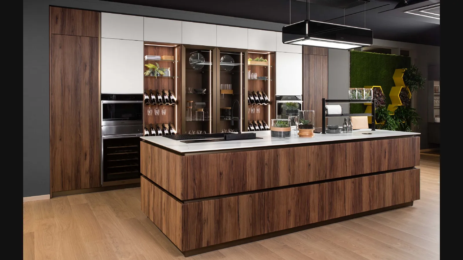 Cucina Moderna con isola Onda con anta cannettata finitura rovere tabacco di Mobilturi