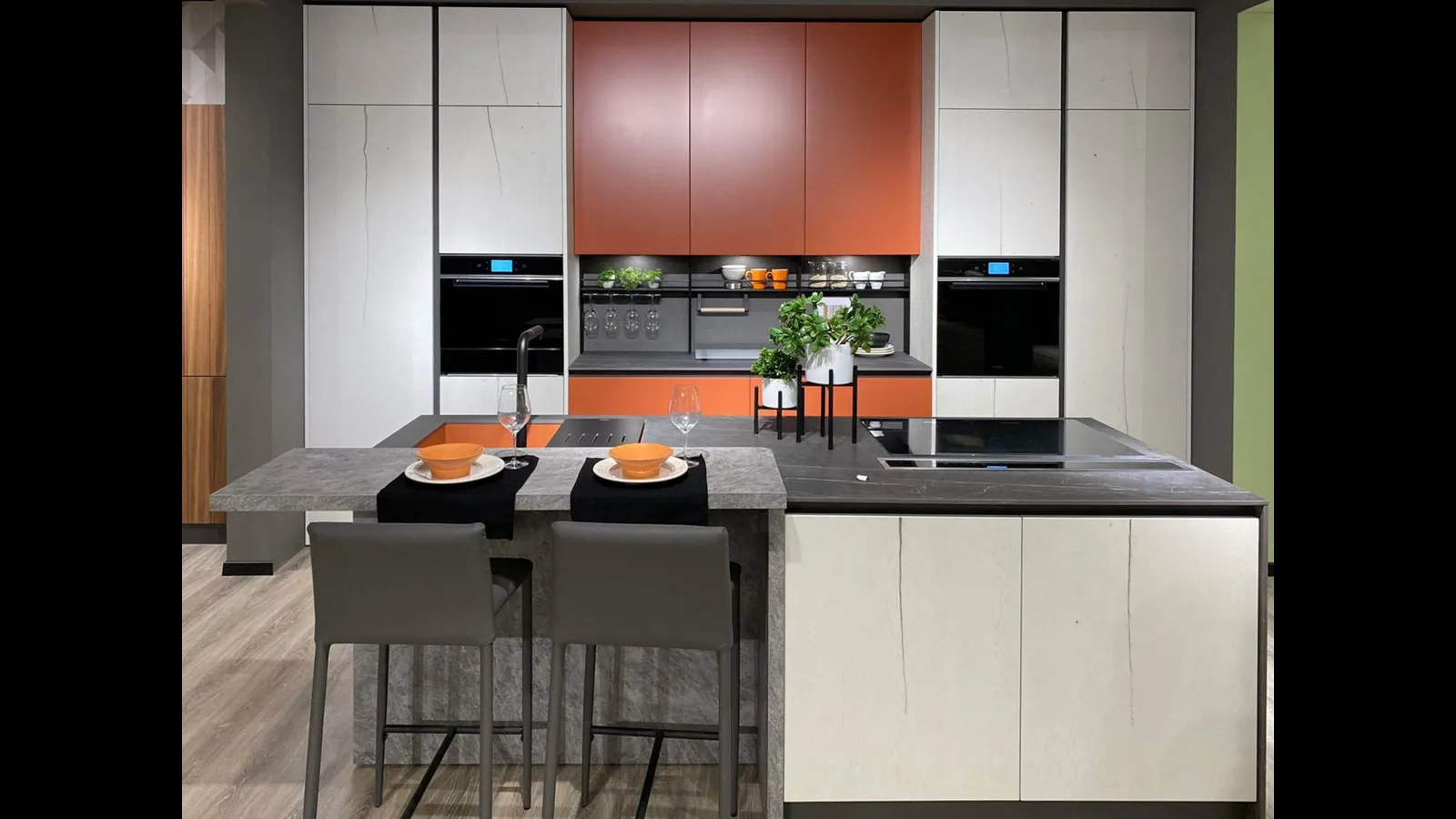 Cucina Moderna con isola Tiffany e Nala terracotta opaco e rovere pietra di Mobilturi
